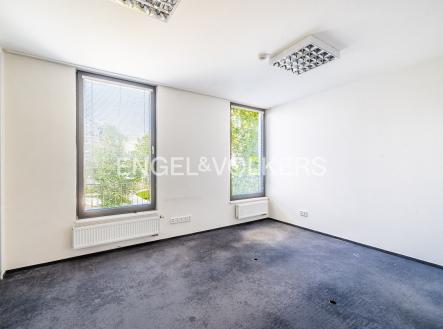 Pronájem kanceláře, 672 m²