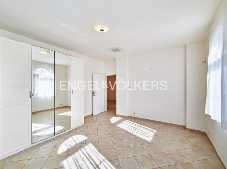 Pronájem domu/vily, 243 m²