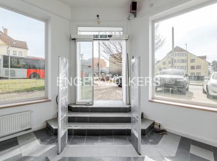 Pronájem obchodní prostory, 418 m²