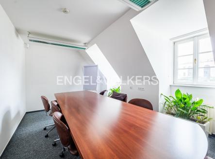 Pronájem kanceláře, 282 m²