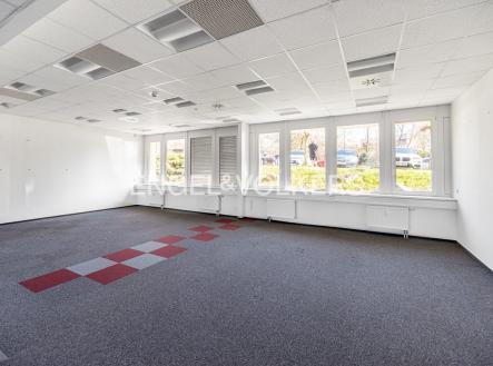 Pronájem kanceláře, 477 m²