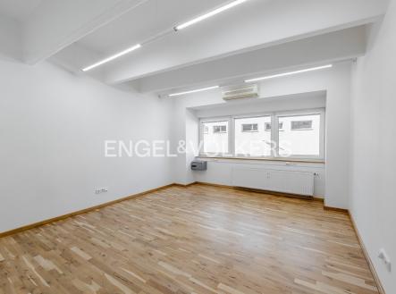 Pronájem kanceláře, 135 m²