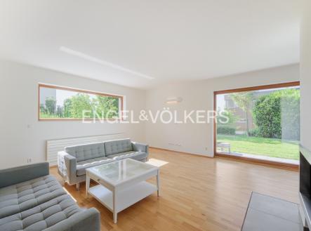 Pronájem domu/vily, 360 m²
