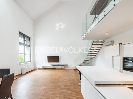Vzdušný loft s parkovacím stáním a nadstandardním vybavením
