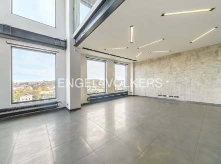 Luxusní loftový mezonet se střešní terasou a panoramatickými výhledy