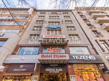 Pronájem obchodní prostory, 923 m²