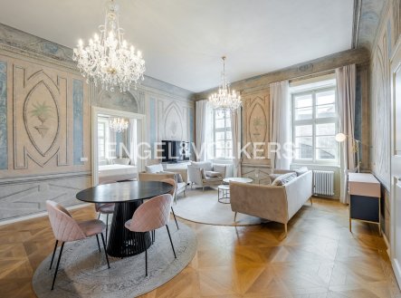Elegantní byt 2+1 v Pinkasově paláci na Malé Straně