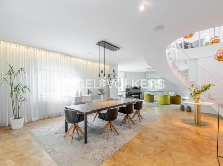 Pronájem domu/vily, 719 m²
