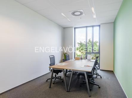 Pronájem kanceláře, 565 m²