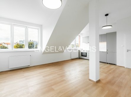 Pronájem nového světlého bytu 3+kk s balkonem a klimatizací