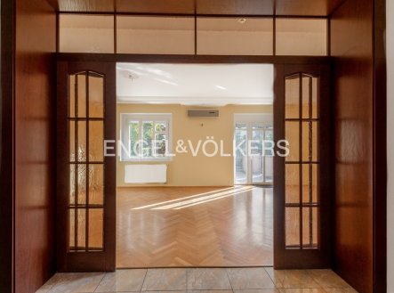 Pronájem domu/vily, 560 m²