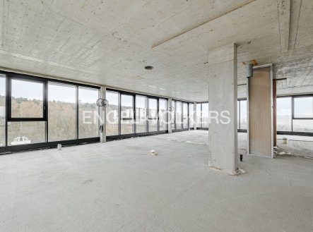 Prostorný penthouse ve stavu Shell&Core s výhledem na panorama Prahy
