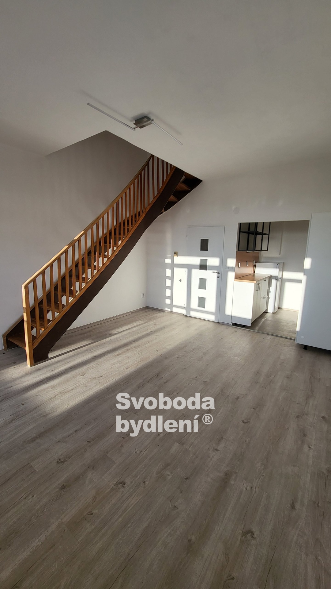 Obývák s kuchyní a schodištěm do mezonetu