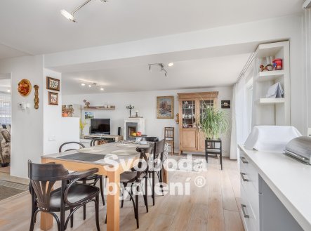 Doporučujeme řadový rodinný dům 5+kk s velkým zázemím, cca 222m2, se slunnou zahradou, pozemky cca 3