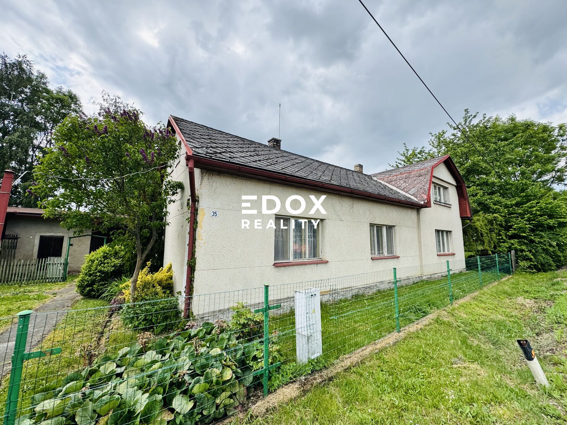 Prodej malebného rodinného domu 5 + 1, pozemek 840m2, ve velmi žádané lokalitě - Prostřední Ves.