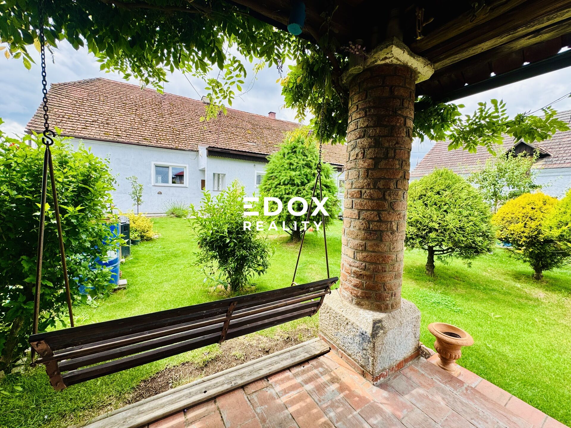 Prodej prostorného rodinného domu 280m², pozemek 1 158m², v malebné a žádané lokalitě obce Chrást.