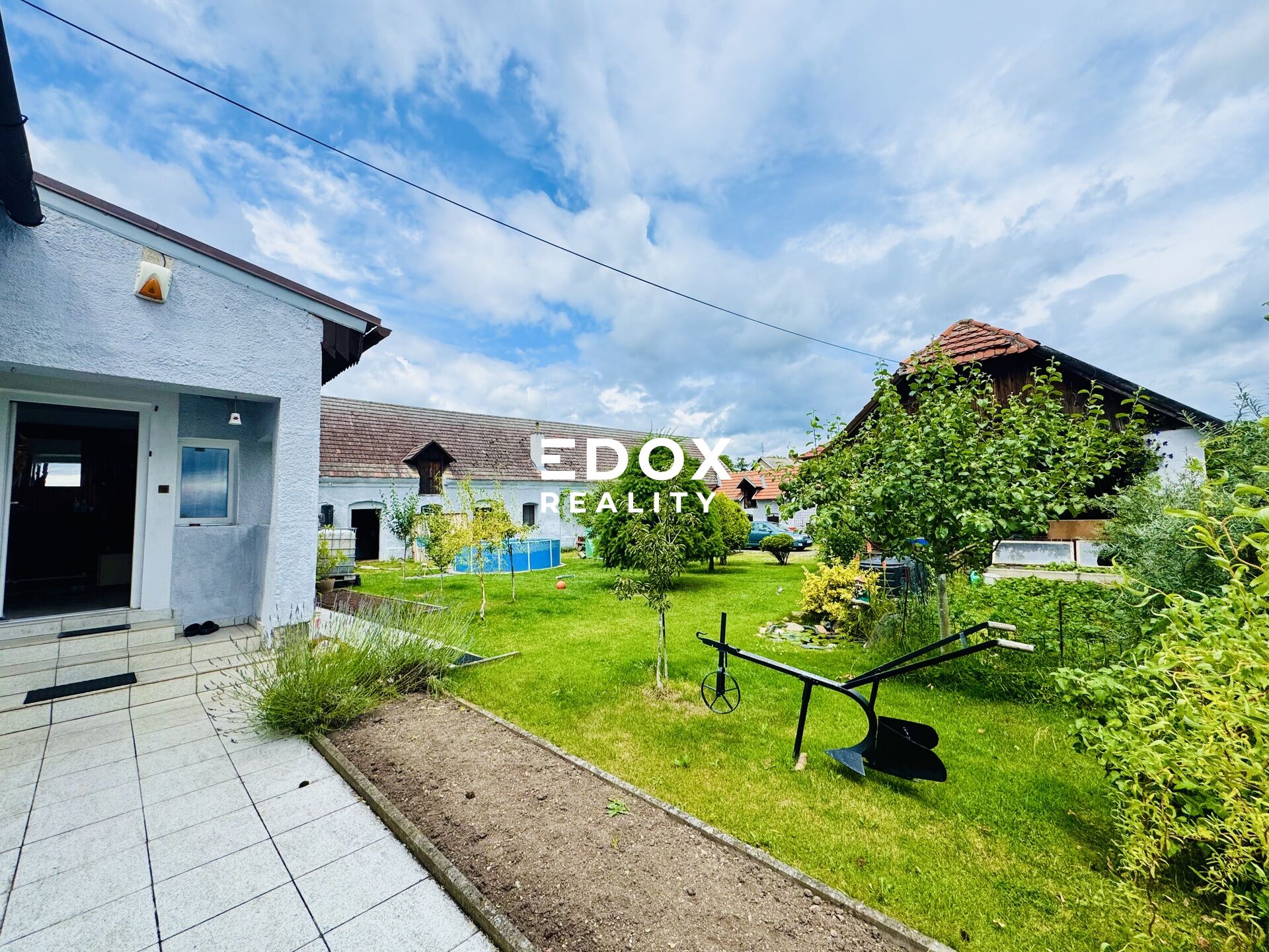 Prodej prostorného rodinného domu 280m², pozemek 1 158m², v malebné a žádané lokalitě obce Chrást.