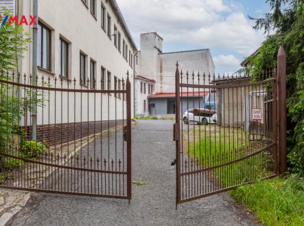 Prodej obchodní prostor, 1 000 m²