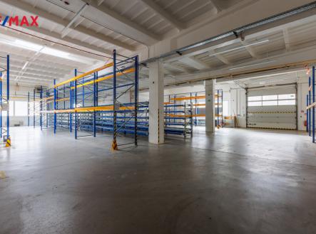 Pronájem výrobní prostor, 1 300 m²