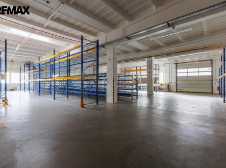 Pronájem výrobní prostor, 1 300 m²