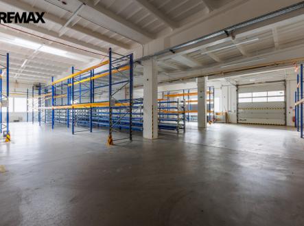 Pronájem výrobní prostor, 1 300 m²