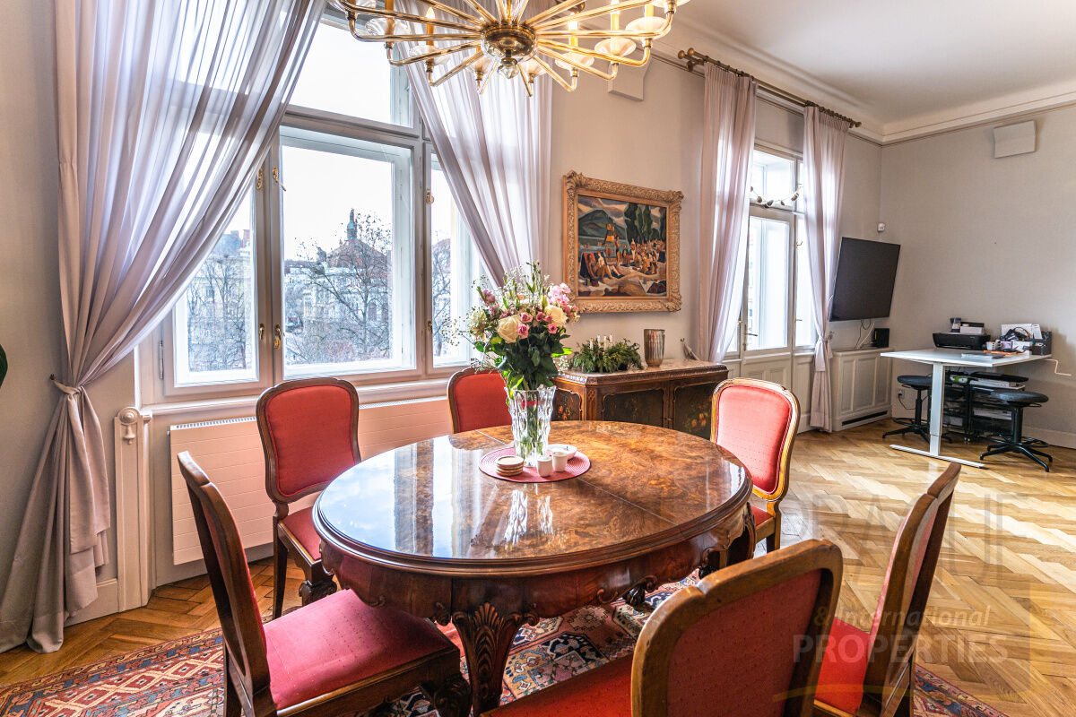 Secesní apartmán 3+1, balkon, otevřené výhledy, Dienzenhoferovy sady, Praha 5