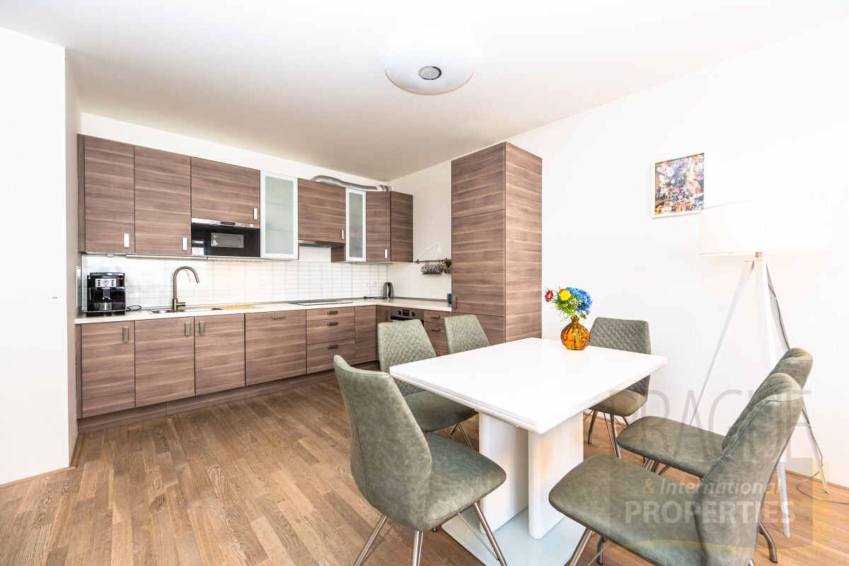 Elegantní apartmán 3+kk, terasa, parkování , U dívčích hradů, Praha 5