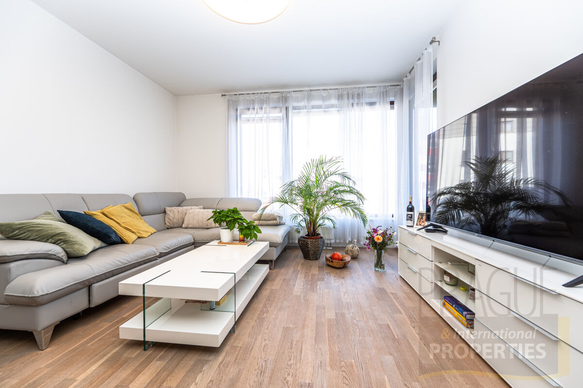 Elegantní apartmán 3+kk, terasa, parkování , U dívčích hradů, Praha 5