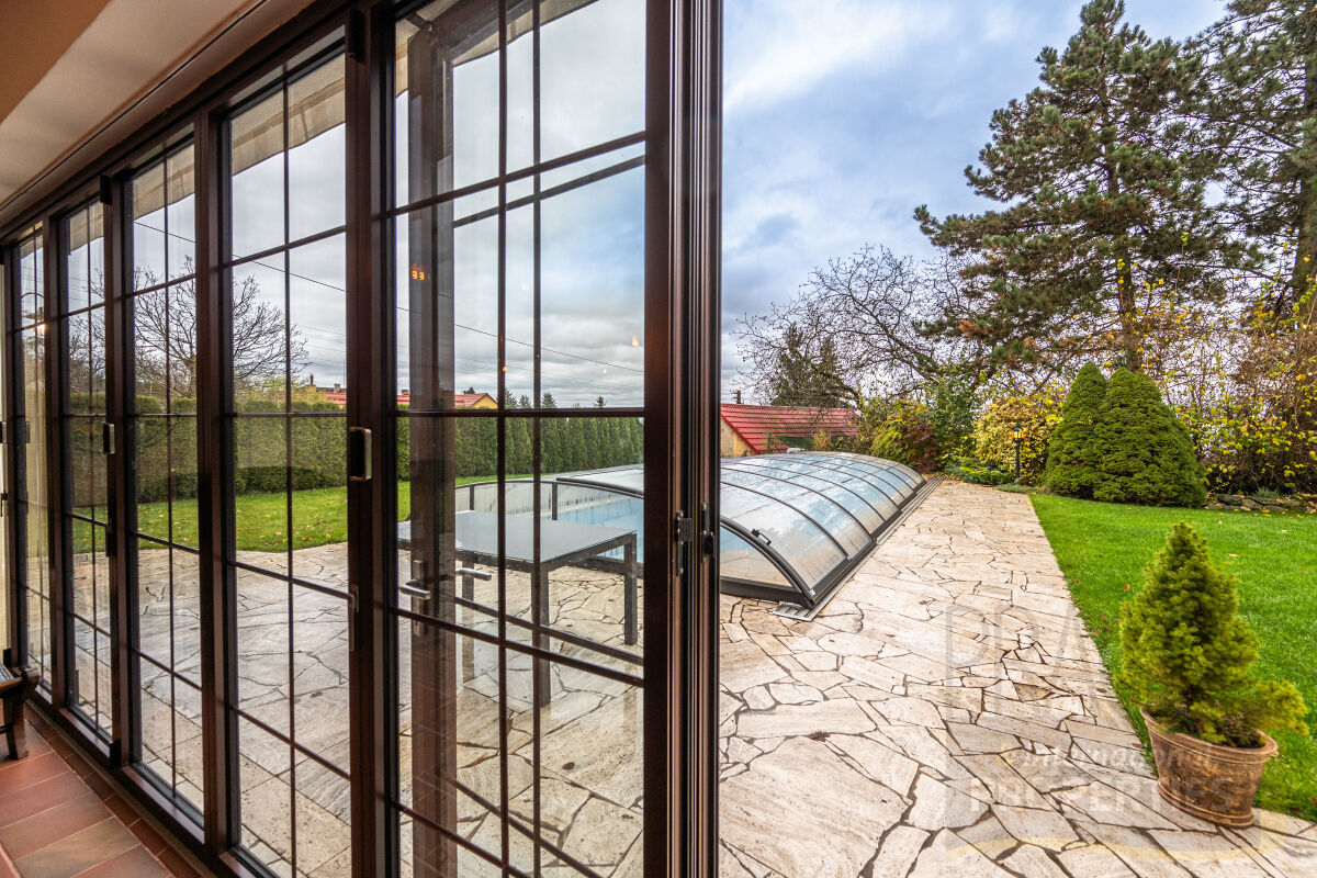 Původní rodinný dům , zharada s bazénem, CHKO Kokořísnko