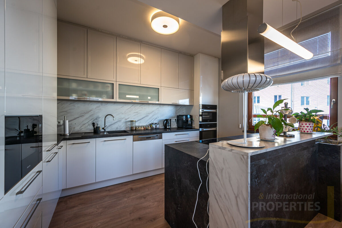 Velkorysý luxusní byt 5+1, terasy, parkování, Praha 10, Vršovice