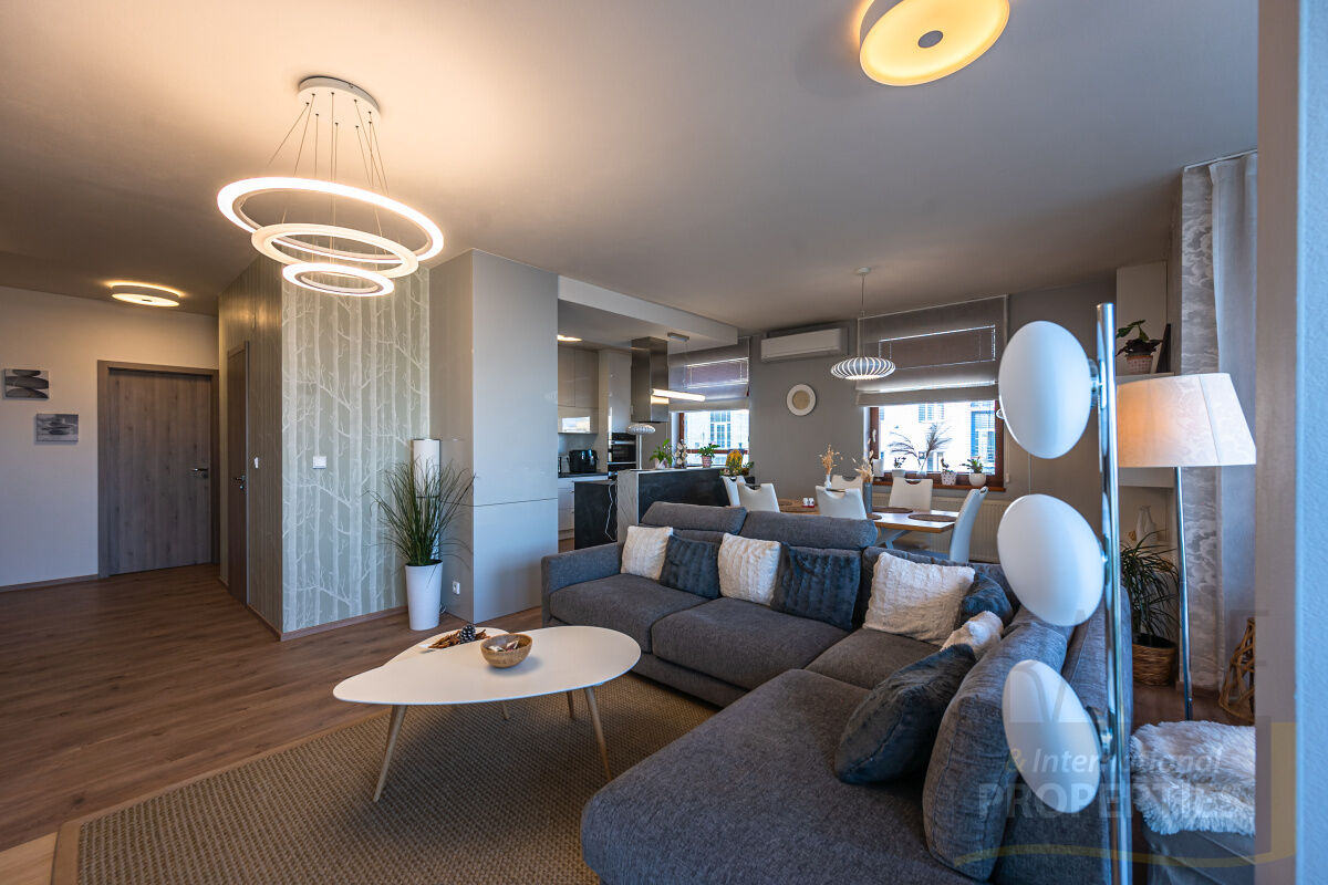 Velkorysý luxusní byt 5+1, terasy, parkování, Praha 10, Vršovice