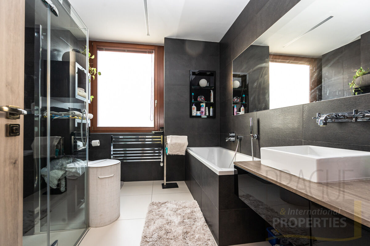 Velkorysý luxusní byt 5+1, terasy, parkování, Praha 10, Vršovice