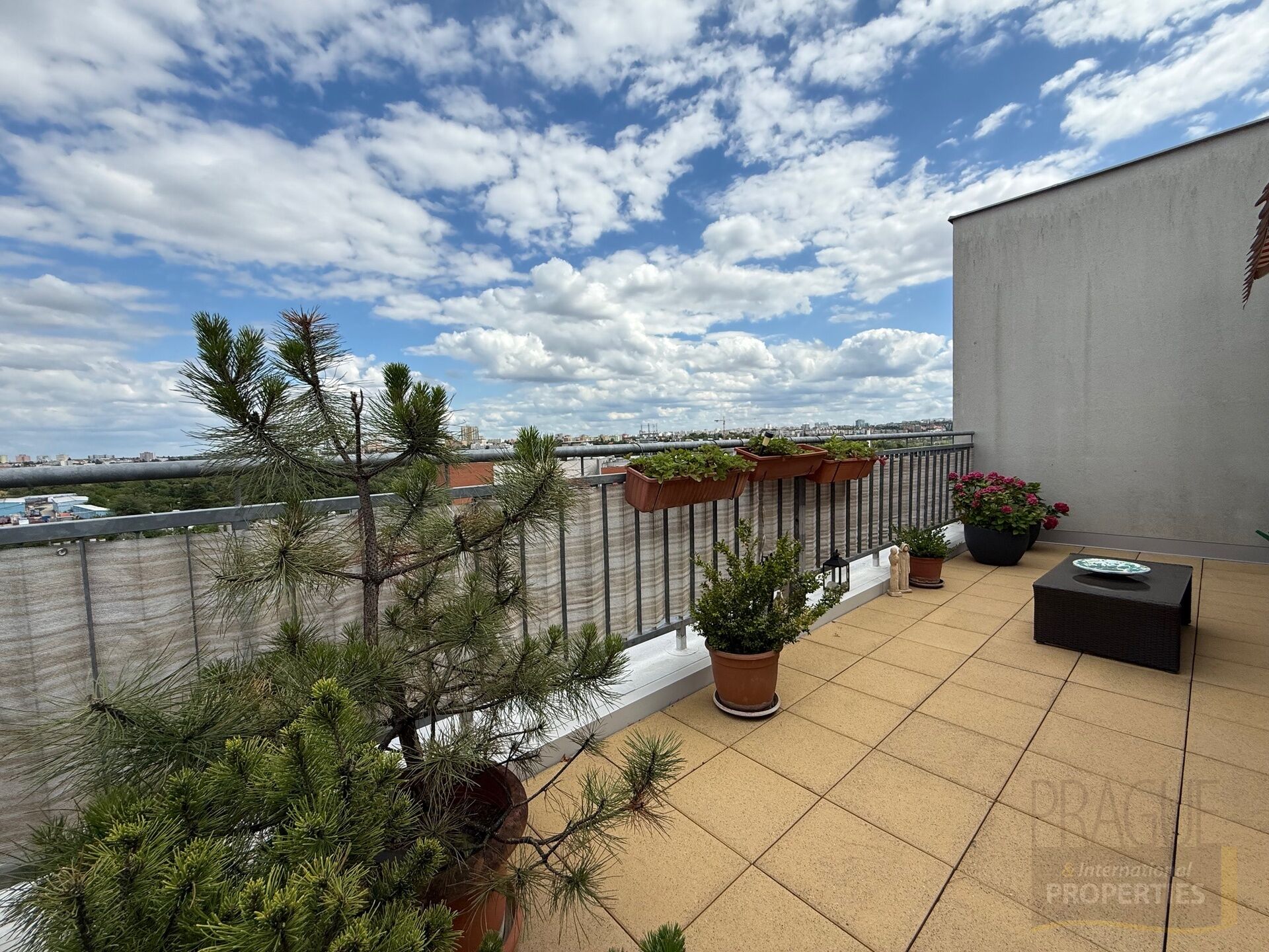 Prostorný klidný byt 3+kk ,  2 x terasa, garážové stání, Michle