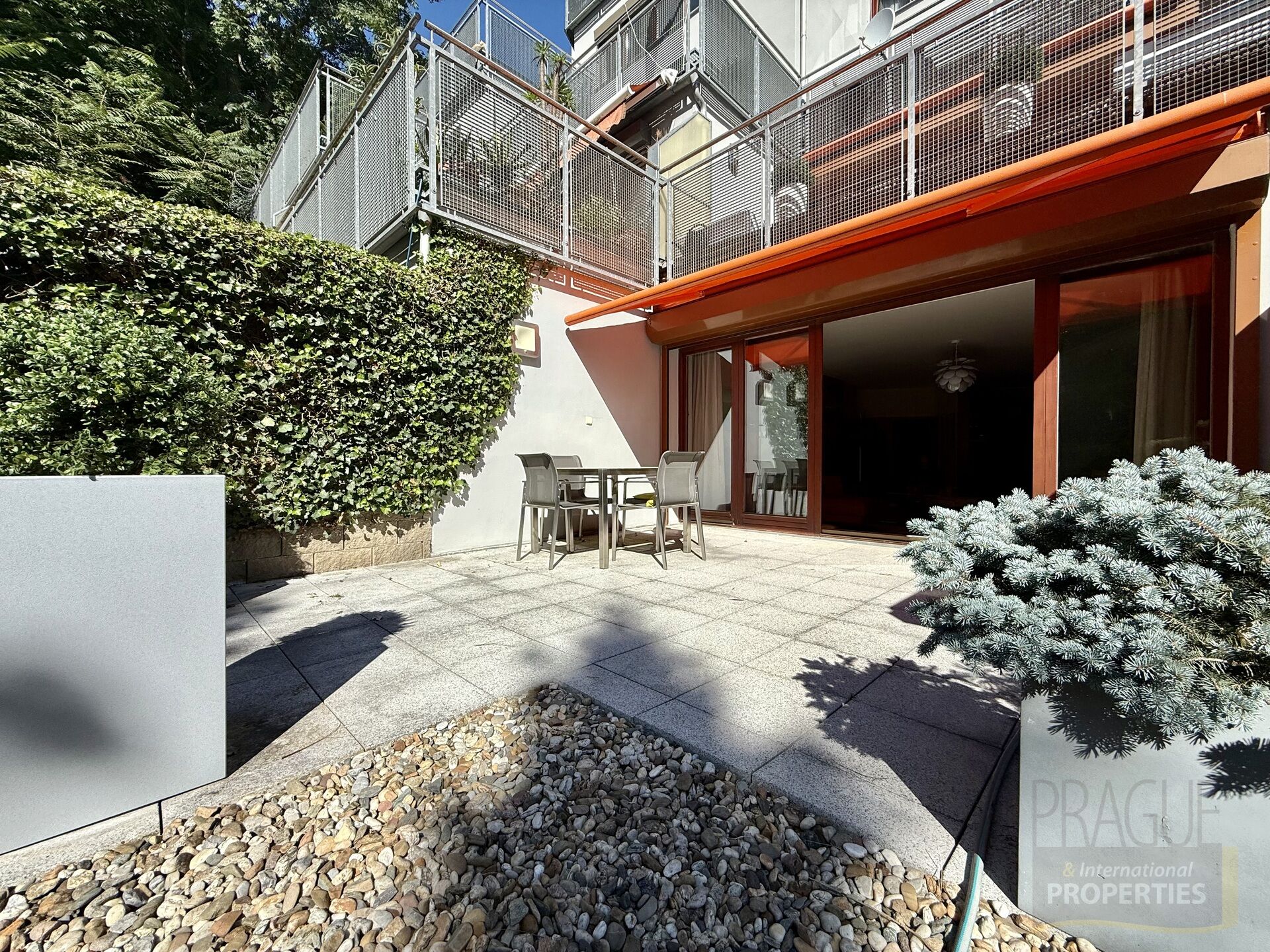 Prostorný mezonet  4+kk, terasami, balkonem a zahradou v srdci Břevnova, Praha 6