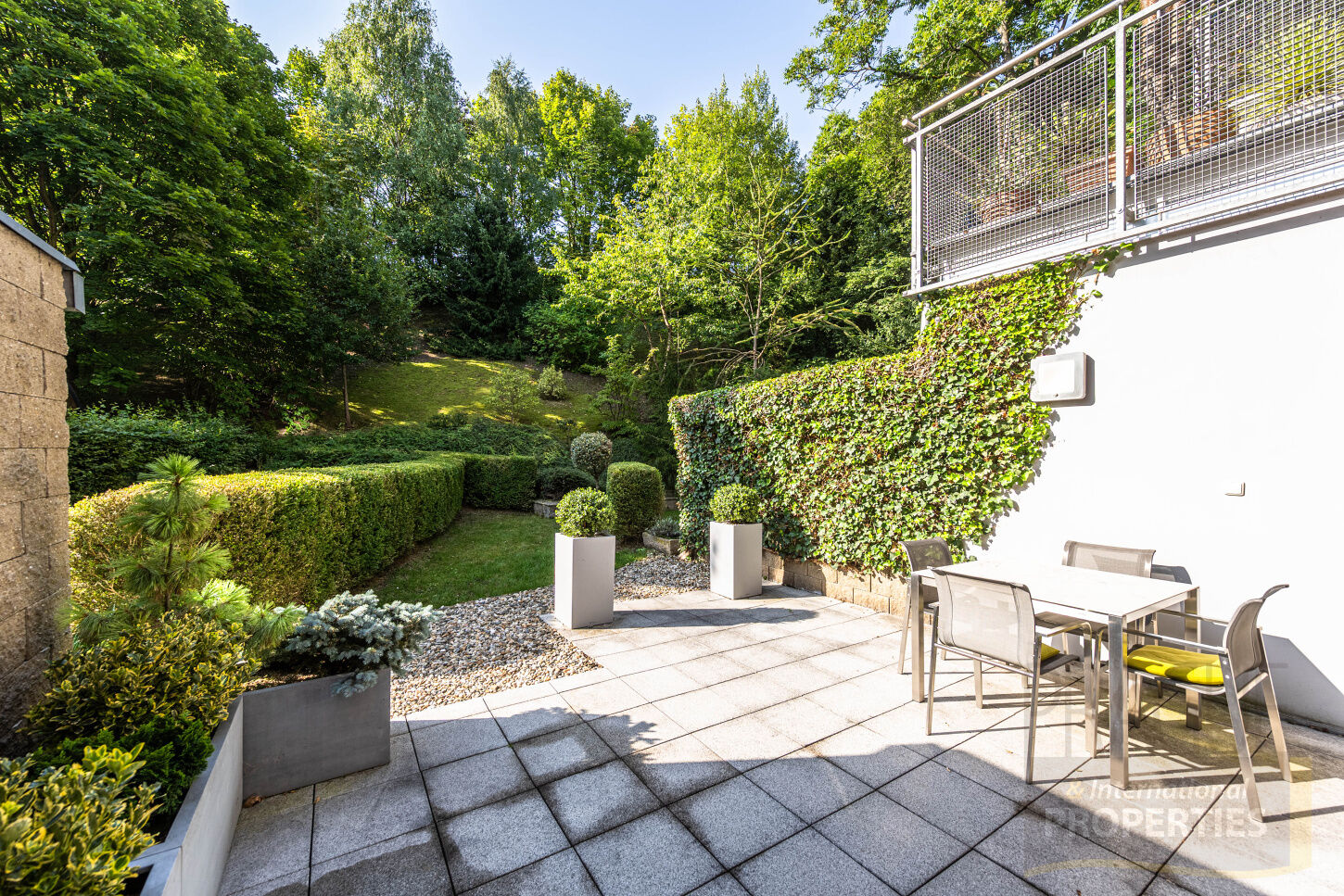 Prostorný mezonet  4+kk, terasami, balkonem a zahradou v srdci Břevnova, Praha 6