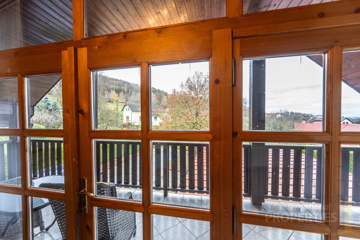 Původní rodinný dům , zharada s bazénem, CHKO Kokořísnko