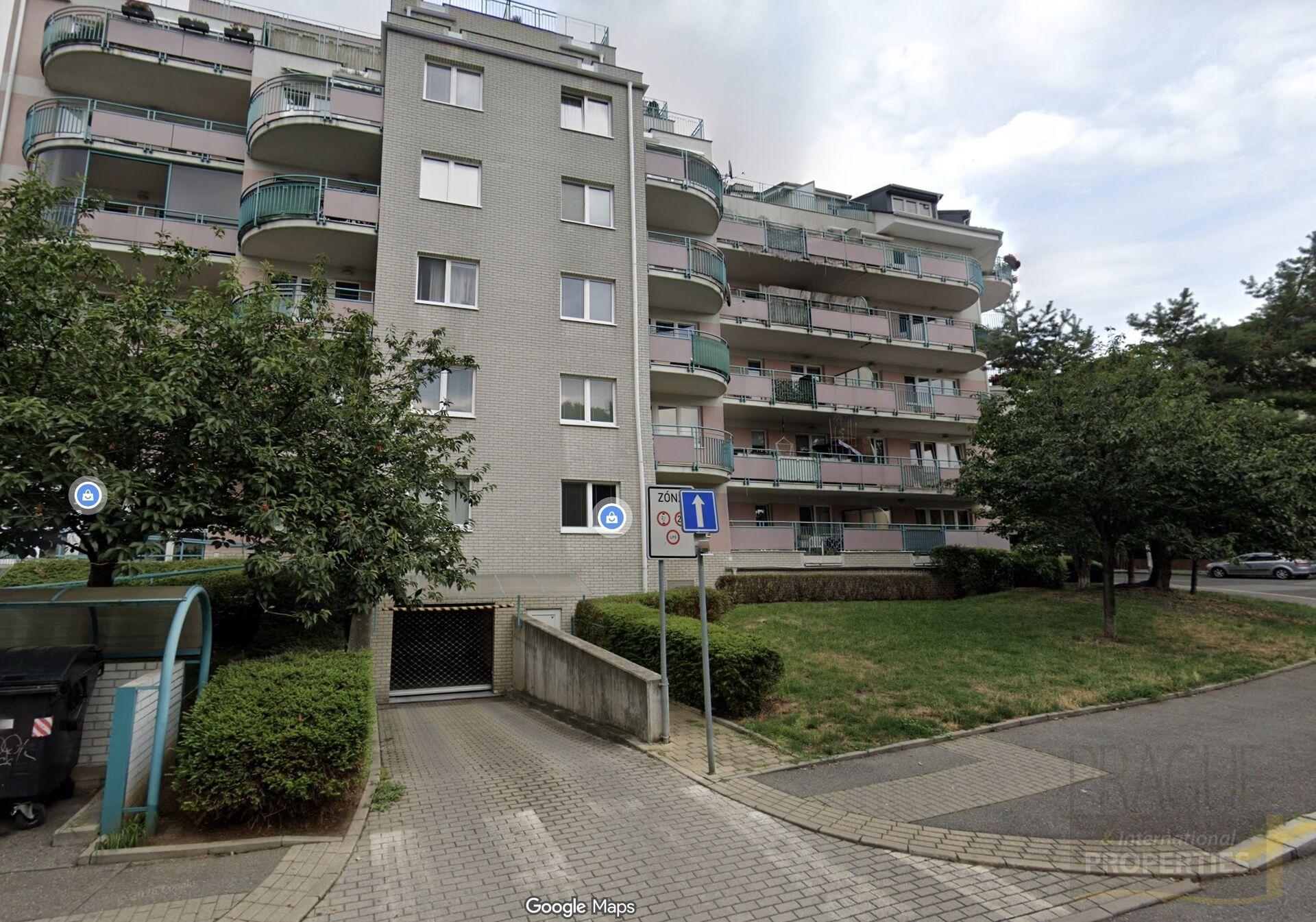Garážové stání, Na hroudě, Strašnice