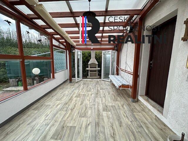 Rodinný dům 6+kk se zimní zahradou, dvougaráží a udržovanou zahradou v Chodově