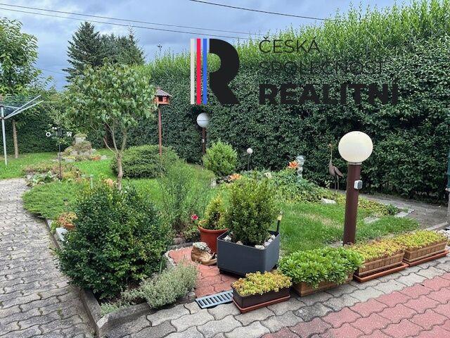 Rodinný dům 6+kk se zimní zahradou, dvougaráží a udržovanou zahradou v Chodově