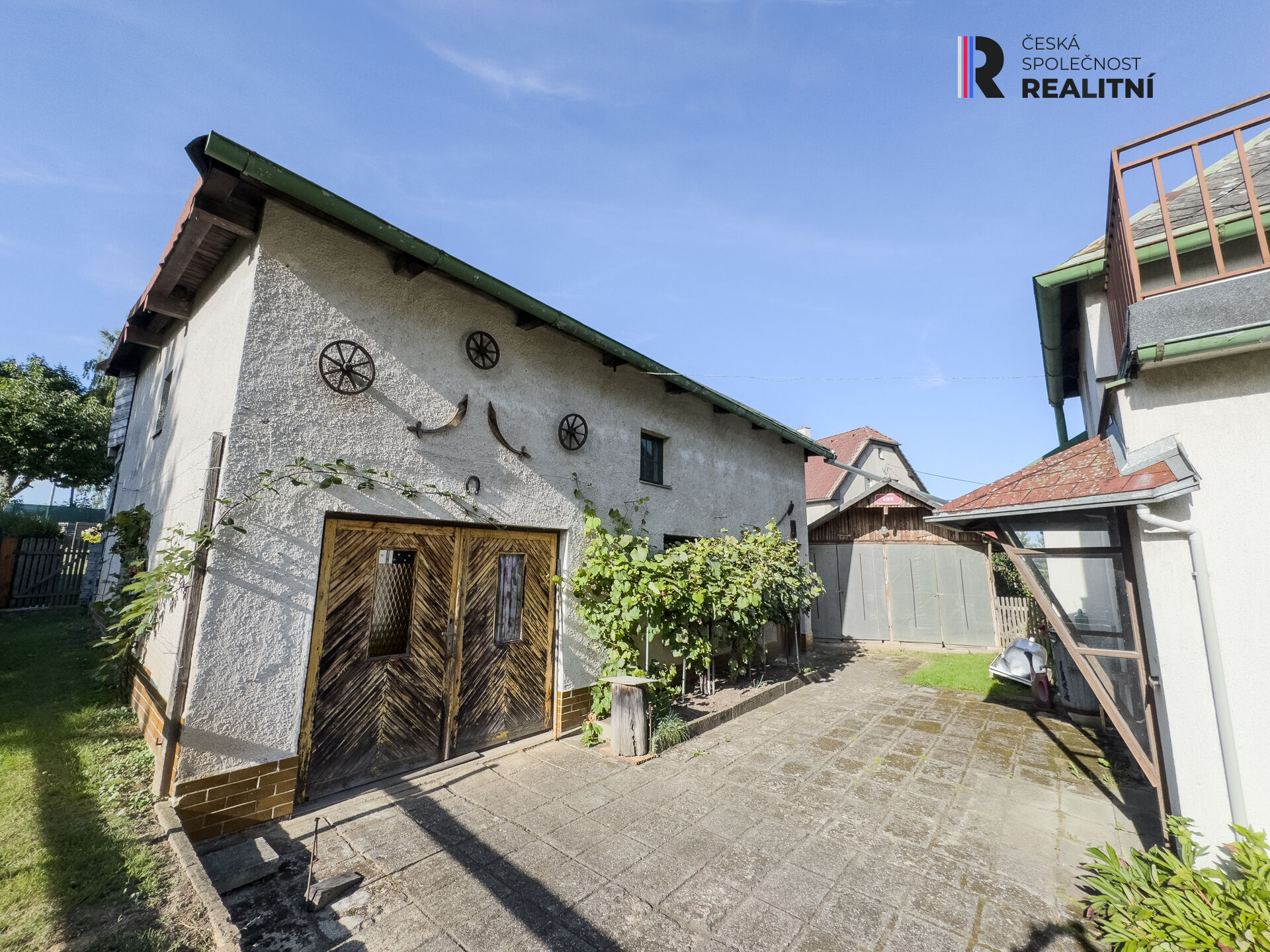 Rodinný dům s možností dvougeneračního bydlení a samostatnou stavbou garáže s dílnou a podkrovím