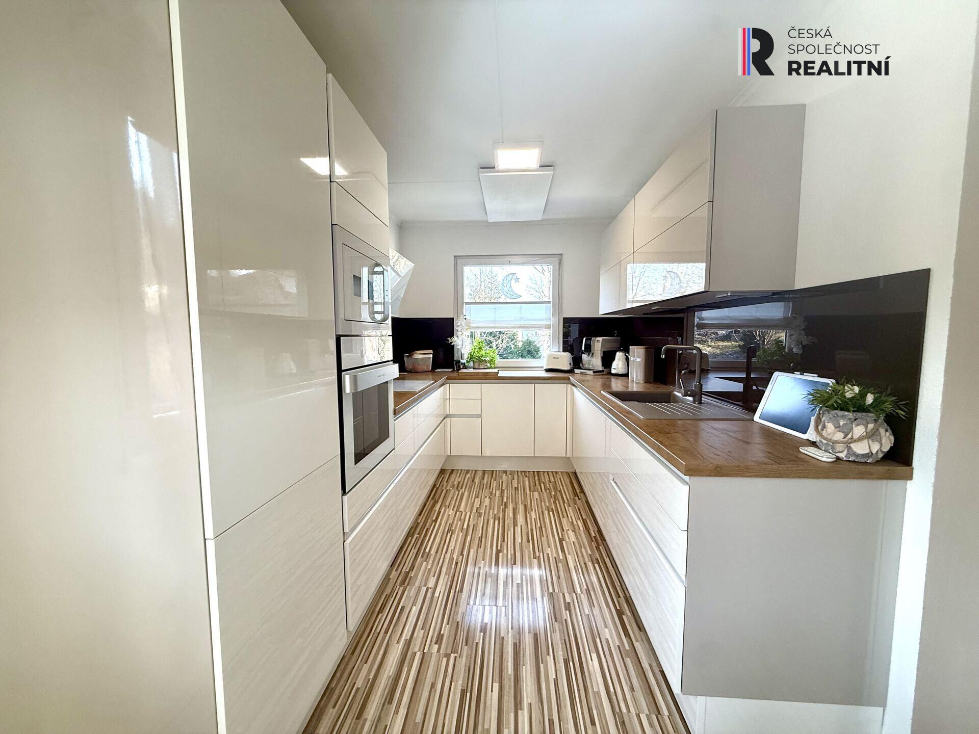 Moderně zrekonstruovaný rodinný dům 4+1 s terasou, zahradou, garáží i dílnou – Luby u Chebu