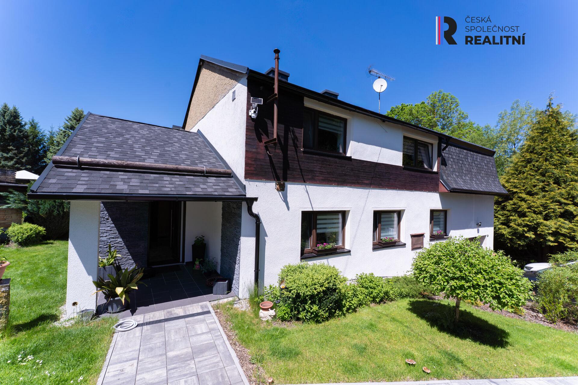 Prostorný rodinný dům 6+2 s možností dvougeneračního bydlení, bazénem a pozemkem 1 621 m² v Rudolci
