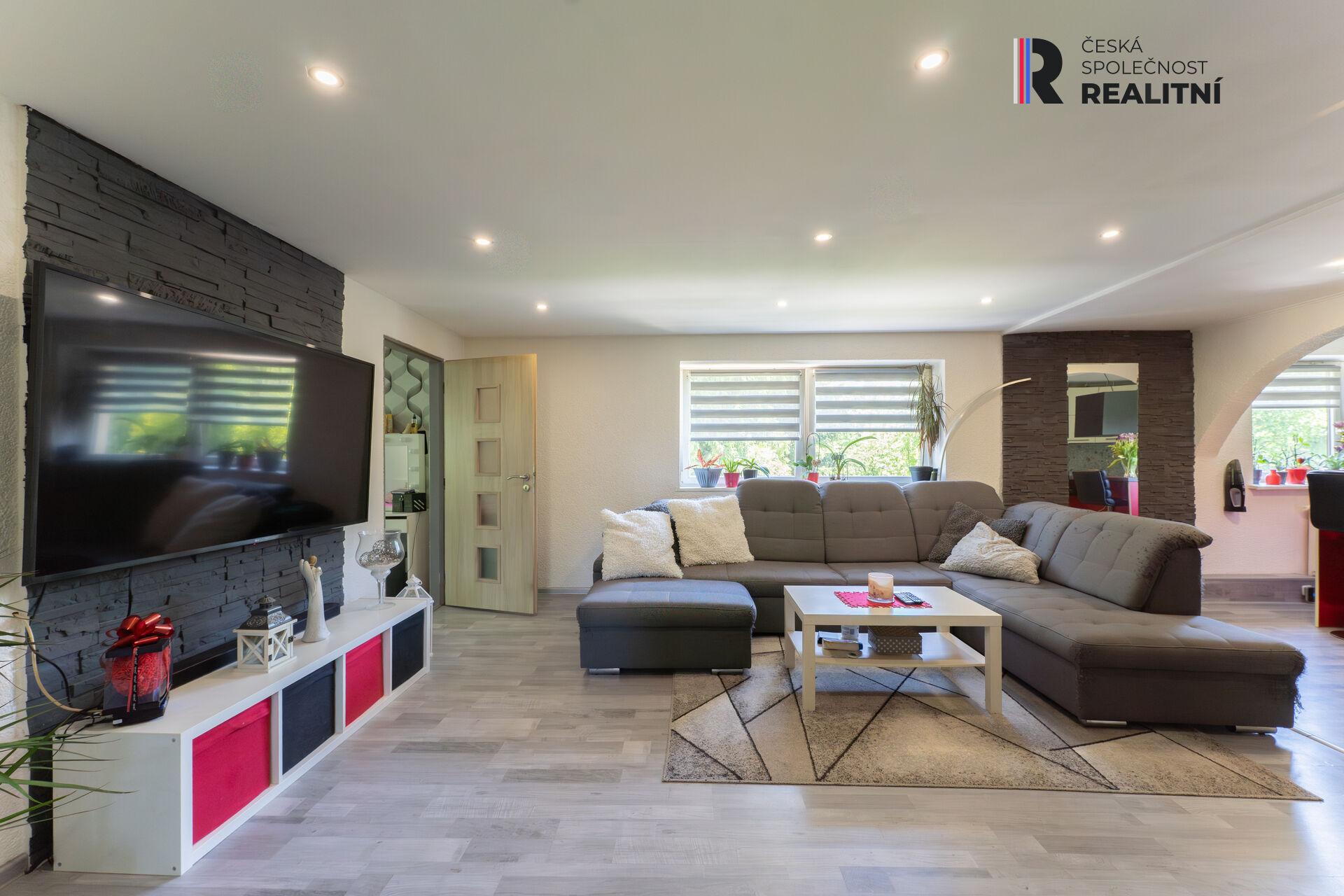 Prostorný rodinný dům 6+2 s možností dvougeneračního bydlení, bazénem a pozemkem 1 621 m² v Rudolci