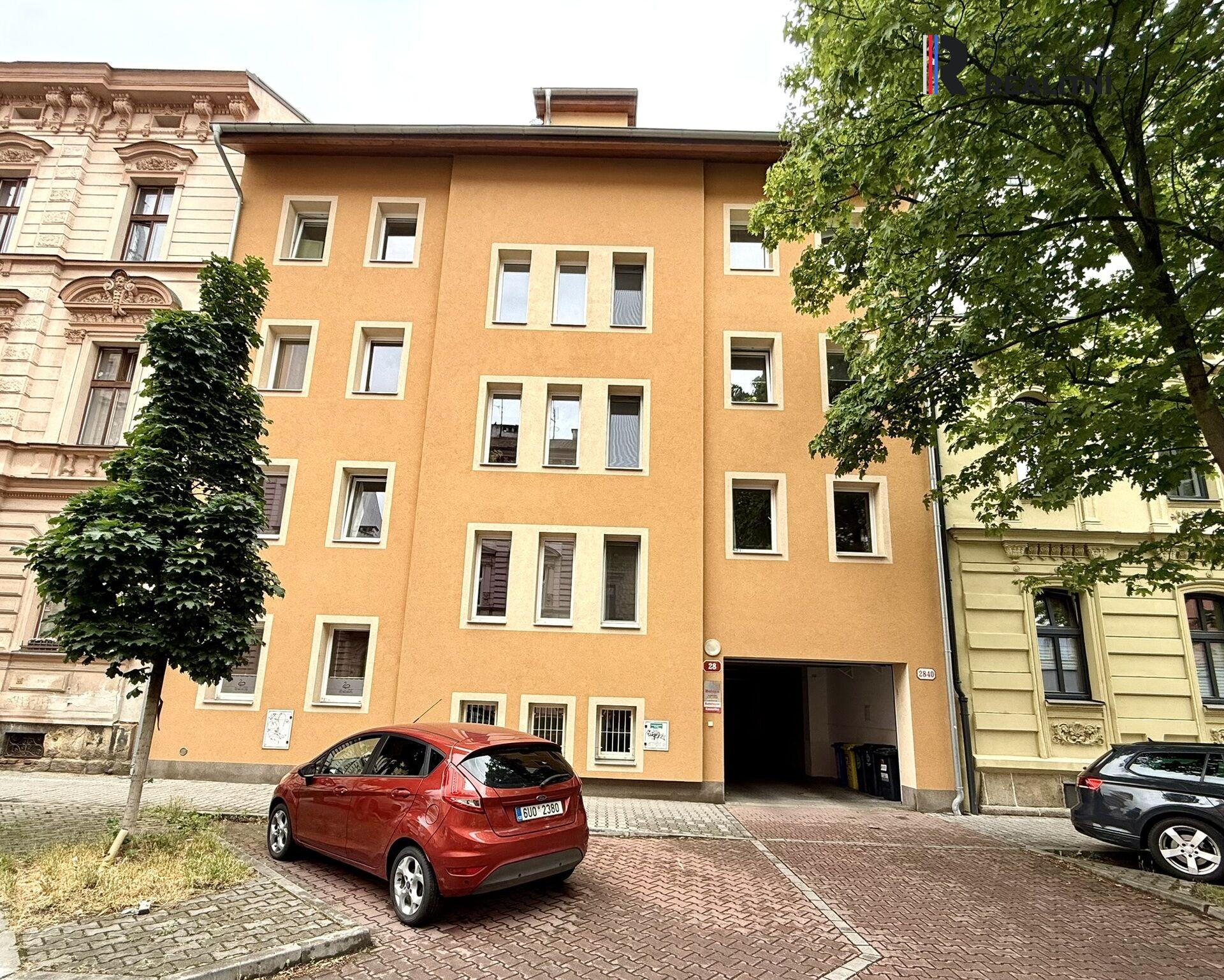 Pronájem prostorného bytu 2+1 s terasou a parkovacím stáním v centru Plzně