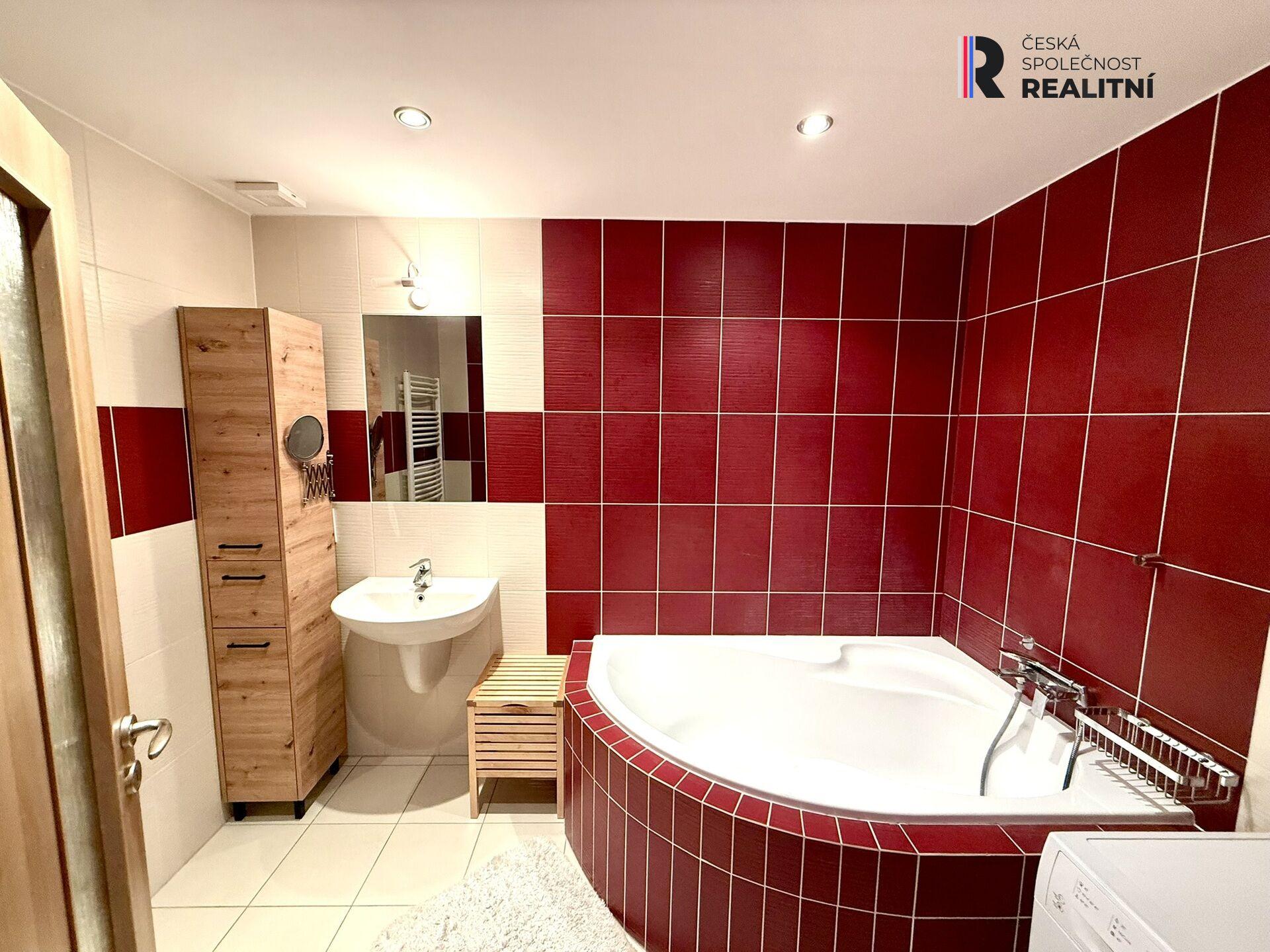 Pronájem moderního bytu 2+kk (70m²) s parkovacím stáním