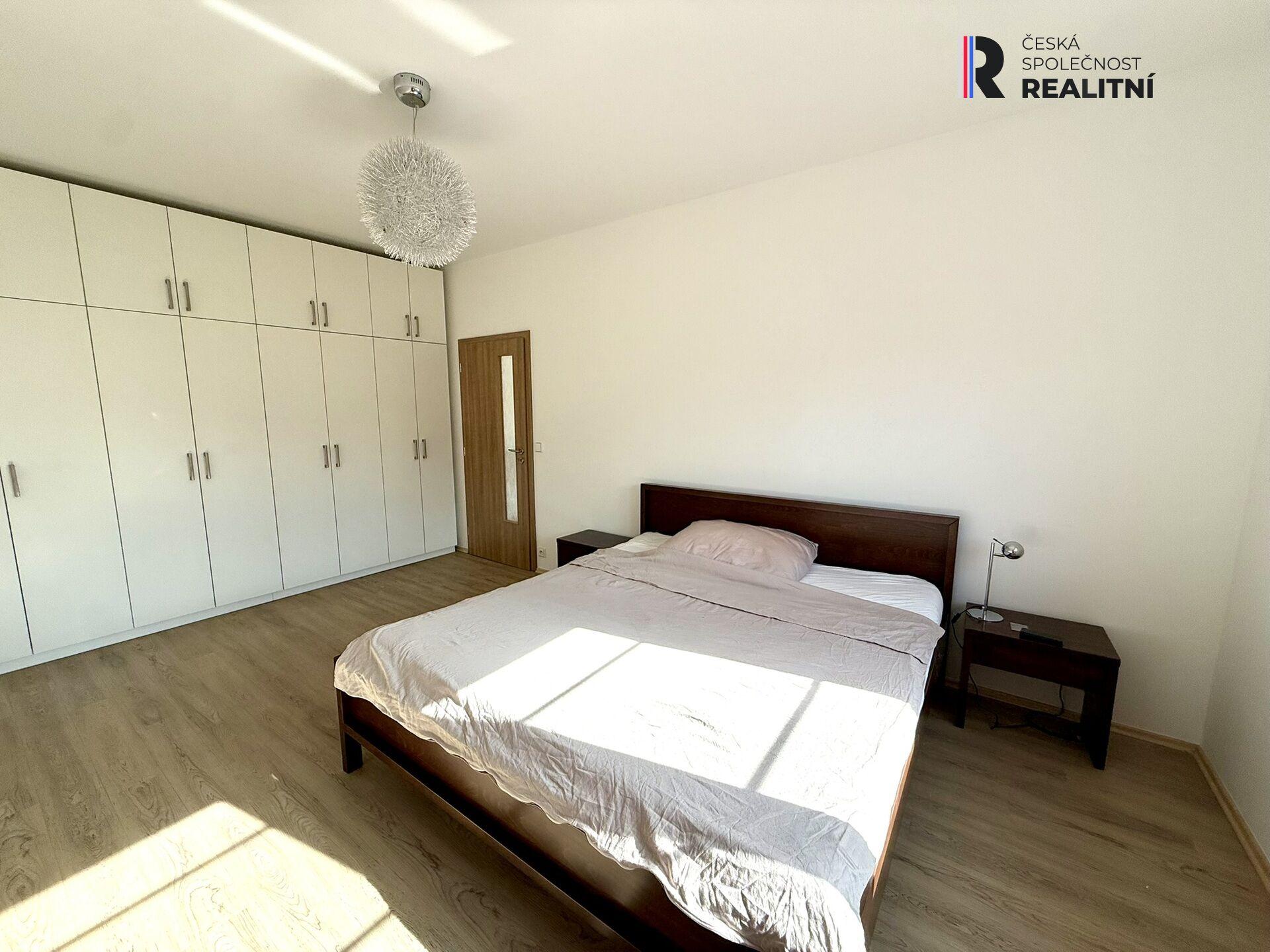 Pronájem moderního bytu 2+kk (70m²) s parkovacím stáním