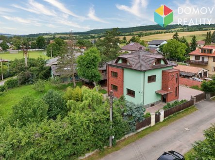 Rodinné sídlo s prostorným domem, krytým bazénem, rybníčkem, garáží a pozemkem 1.790 m2