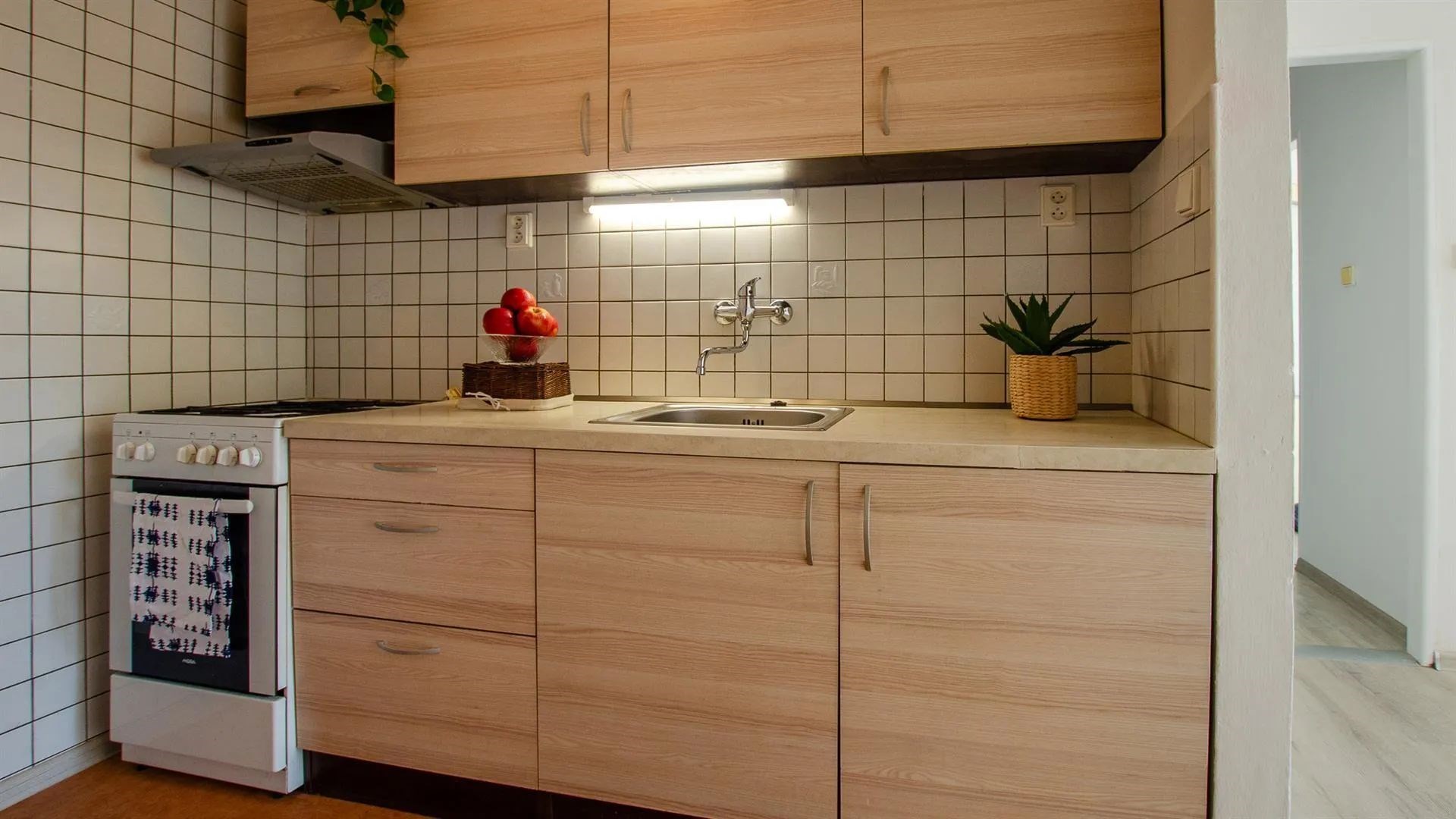 kuchyně s backsplash, sporák, dřez, dřevěná podlaha, a deformace