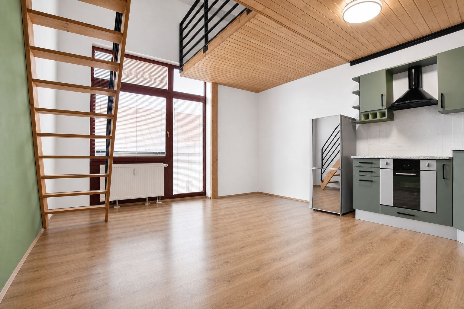 Světlý obývací pokoj s moderní kuchyní, parketová podlaha, velká okna, dřevo, rekonstruovaný mezanin.