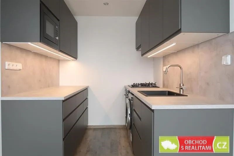 kuchyně s mikrovlnná trouba, dřevěná podlaha, šedé skříňky, deformace, a dřez